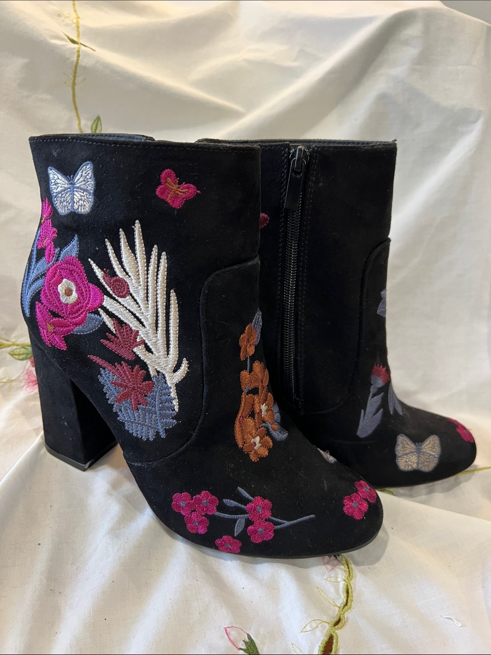 Bamboo Black Embroidered Floral Ankle Boots - Women Sz 8.5